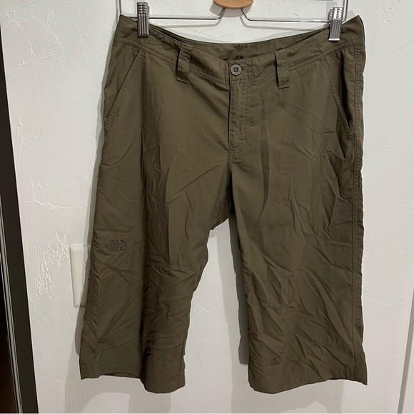 Women’s The North Face Green Khaki hiking Capris Sz 8 - Picture 1 of 12